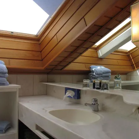 Apartment In 225 *